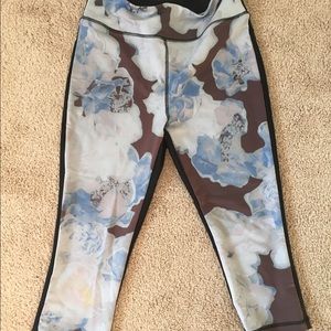 Floral 3/4 athletic pants Worn a few time like new